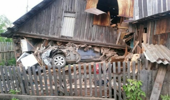 В Свердловской области водитель снес жилой дом и сбежал (5 фото)