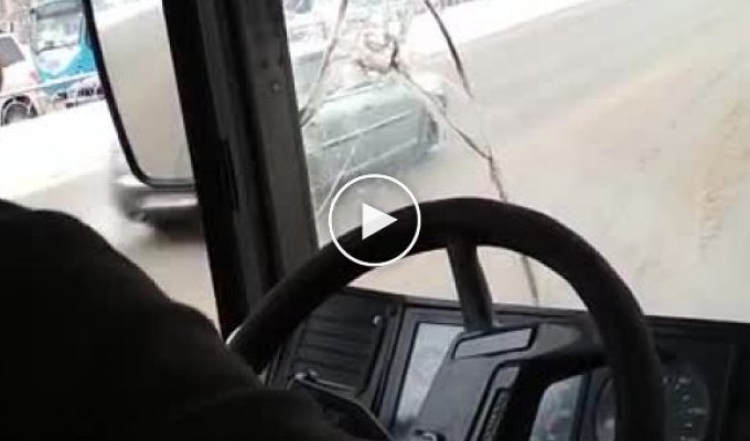 В Белгороде пассажирка устроила скандал в автобусе из-за того, что водитель закурил