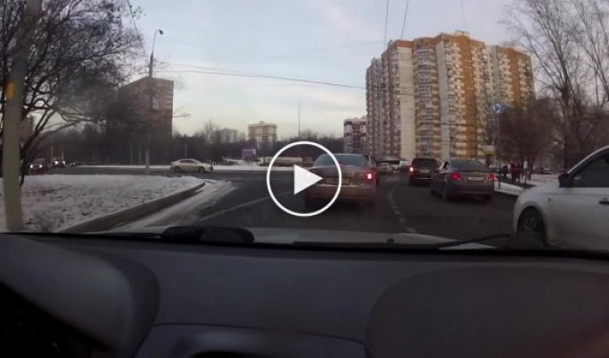 Трудности проезда перекрестка с круговым движением в Москве