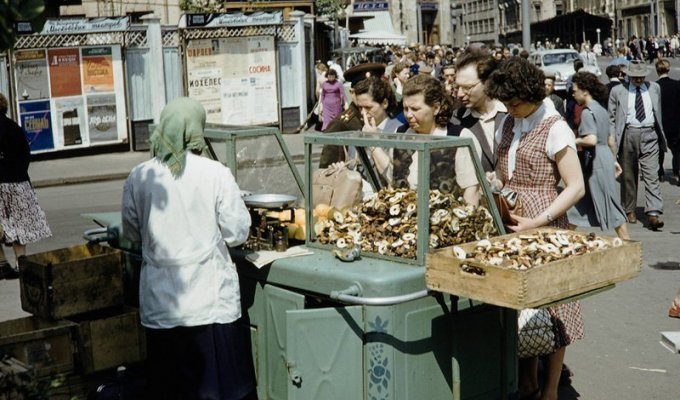 Уличная торговля прошлого века в советской Москве (21 фото)