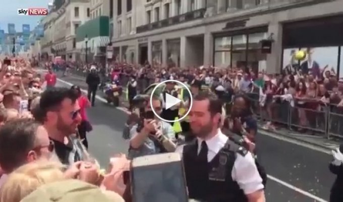 Полицейский сделал предложение своему бойфренду на параде секс-меньшинств 
