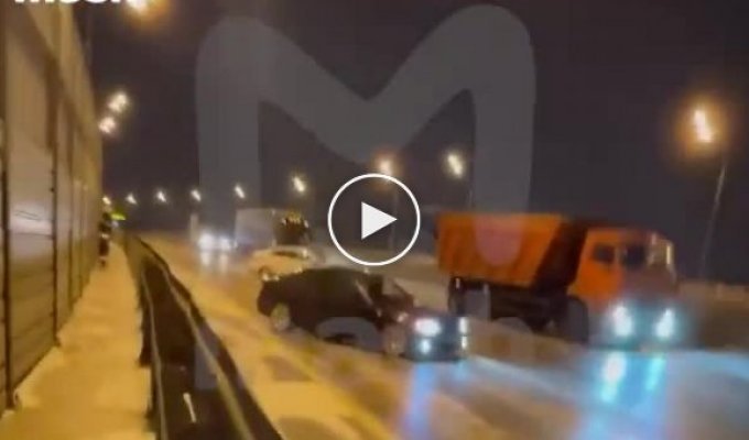 Колесо от грузовика устроило день жестянщика на Дмитровском шоссе