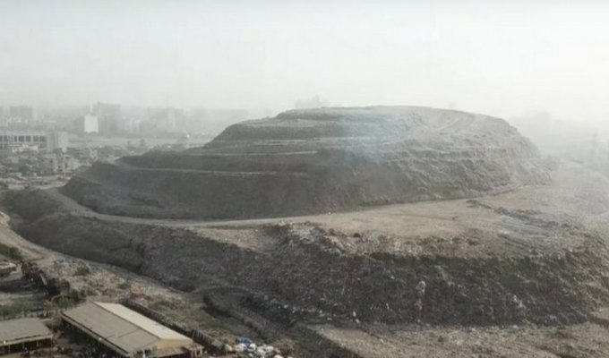 Чудовищная гора мусора в Индии скоро станет выше Тадж-Махала (5 фото)