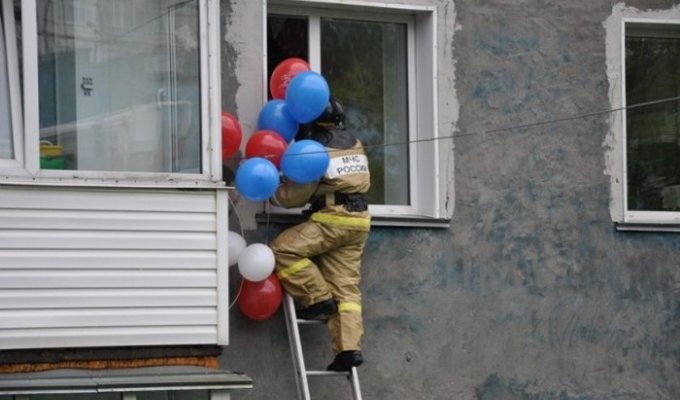 В Петропавловске-Камчатском пожарные поздравили с Днем рождения 7-летнего мальчика Лёню (9 фото)
