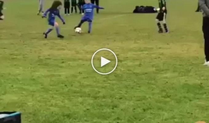Маленькая девочка, технично забила гол в ворота