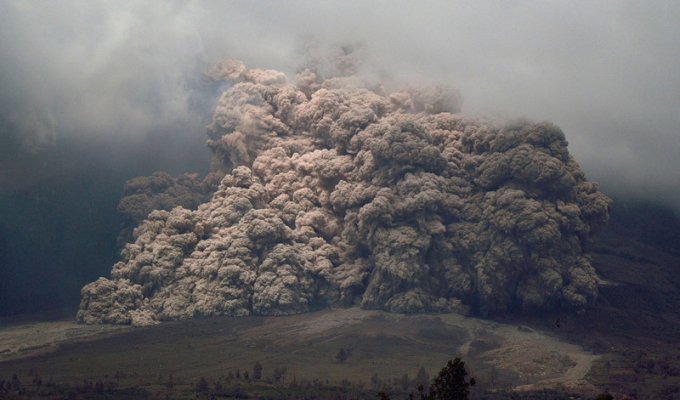 Проснулся крупнейший вулкан (2 фото)