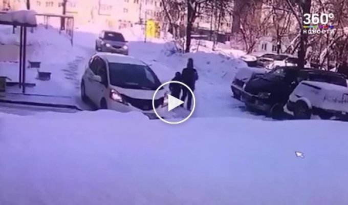 Ледяная глыба упала на припаркованный у жилого дома автомобиль с водителем