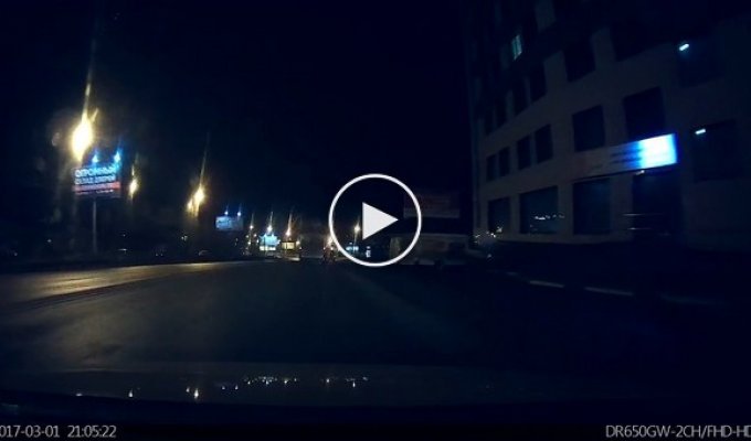 В Воронеже иномарка протаранила автозаправку (маты)