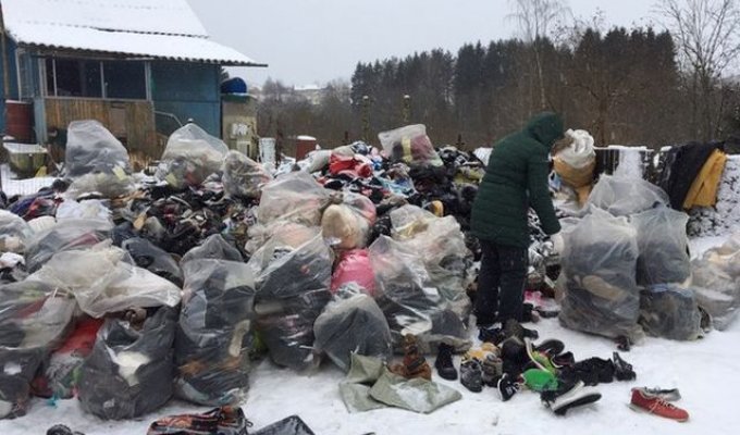 В Ленинградской области у одного из домов высыпали гору одежды (3 фото)