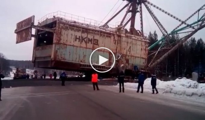 Движение шагающего экскаватора весом более 700 тонн по дороге в Свердловской области