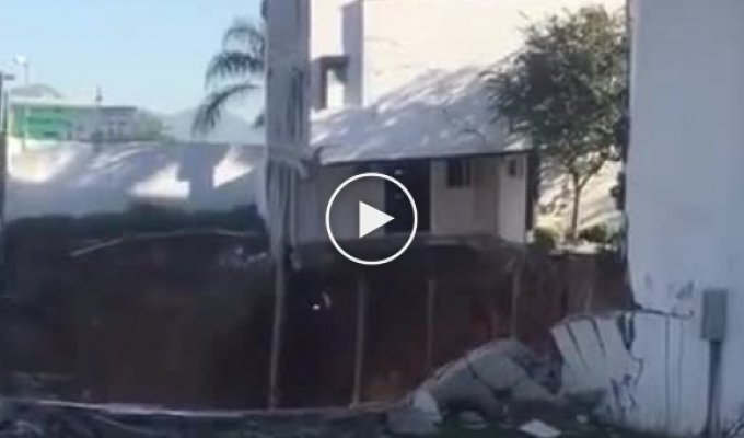 В Мексике жилой дом рухнул в строительный котлован