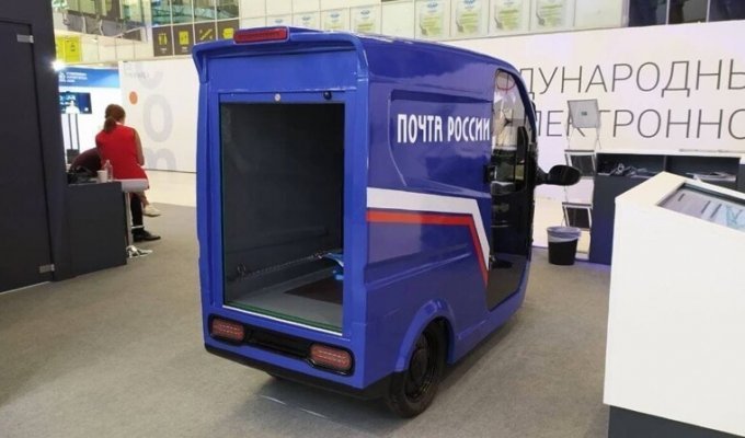 Трехколесное транспортное чудо от Сколково появилось у почтовиков Москвы (3 фото)