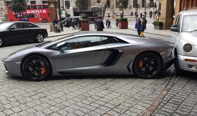 Пустой Lamborghini Aventador врезался в лондонское такси (4 фото)
