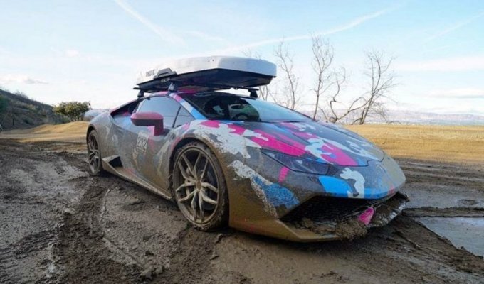 800-сильный Lamborghini Huracan месит грязь на легком бездорожье (2 фото + 2 видео)