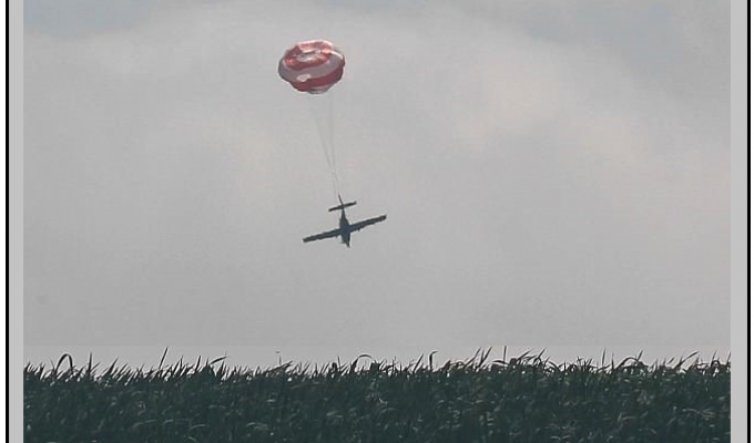 Необычная посадка самолета на парашюте (5 фото)