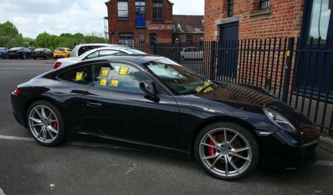 Британцу на Porsche лень показывать разрешение на парковку и он предпочитает получать штрафы (6 фото)