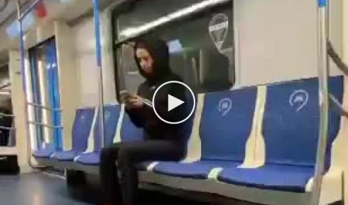 Московские феминистки придумали, как отплатить рассевшимся в метро мужчинам