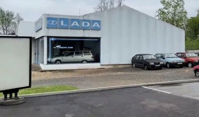 Заброшенный автосалон LADA во Франции спустя четыре года (2 фото + 1 видео)