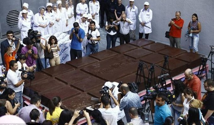В Армении изготовлен самый большой шоколад в мире (3 фото)
