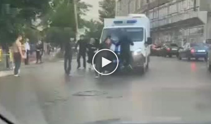 В Дагестане родственники пытались отбить у полиции мужчину, убившего сына