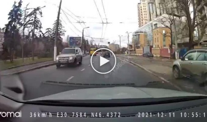 Плохой водитель облил пешехода в Одессе