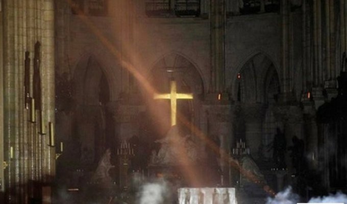 Пожар в Соборе Парижской Богоматери заставил некоторых людей поверить в чудеса (2 фото)