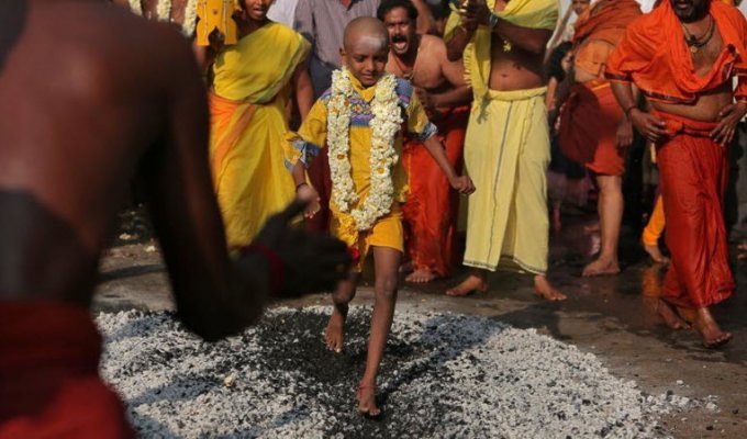 В преддверии лунного затмения в Индии отгремели фестивали (10 фото)