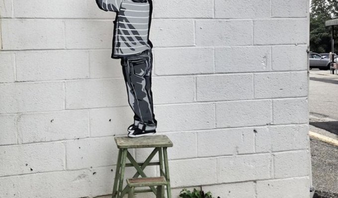 Художник создает необычный стрит арт на улицах города