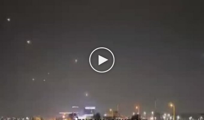 Самолет приземляется в Тель-Авиве, пока город находится под ракетным обстрелом
