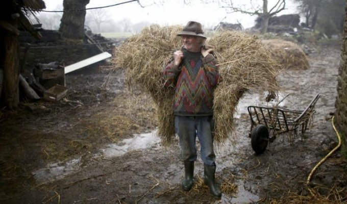 70-летний фермер живет по-старинке без современных технологий (11 фото)