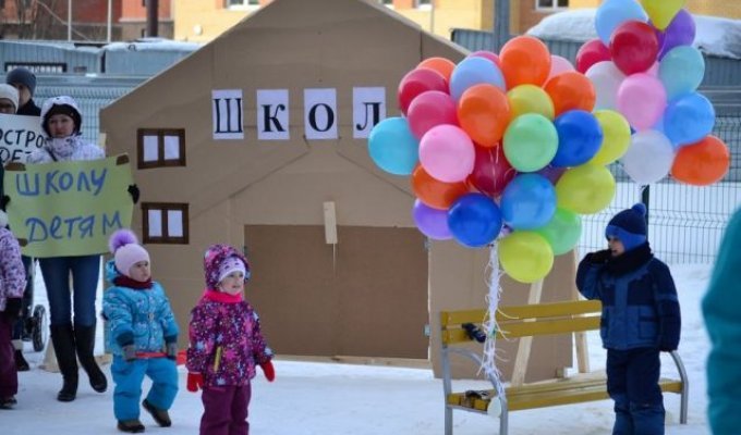 В Казани жители нового района построили картонную школу (4 фото)