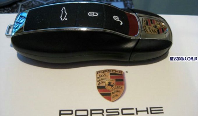 USB-флэшка для владельцев Porsche Panamera (6 фото)