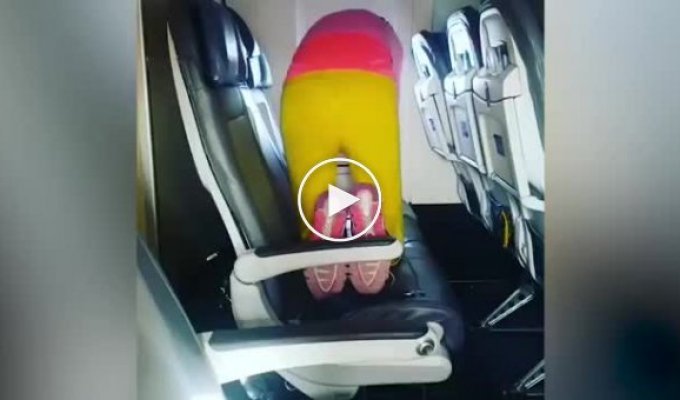 Женщина занялась йогой в самолете во время рейса