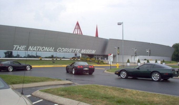 В музее Chevrolet Corvette провалились под землю 8 автомобилей (4 фото)