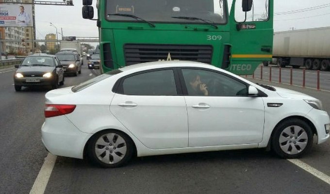 Череповецкий дальнобойщик прославился в Москве, протаранив фурой автомобиль автохама (3 фото + 1 видео)