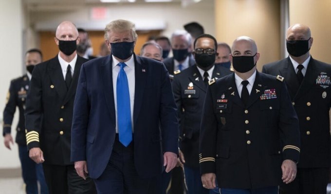 Дональд Трамп появился на публике в маске и тут же стал мемом (16 фото)