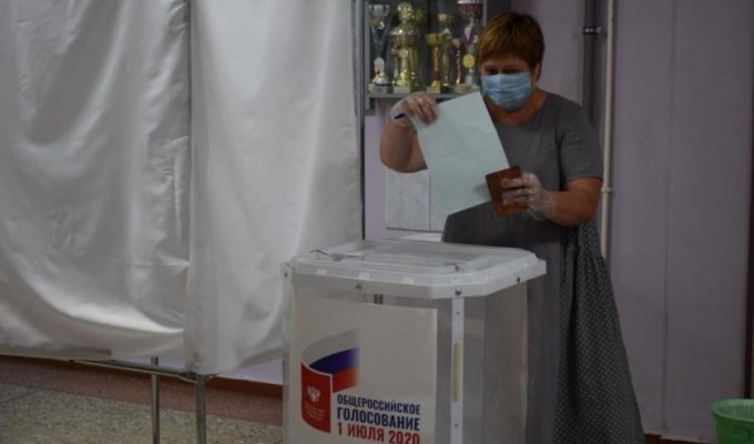 Россиянке, проголосовавшей три раза, грозит уголовная ответственность (3 фото)