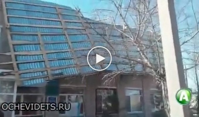 Сильный ветер сорвал крышу у административного здания в России