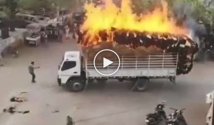 Огненный грузовик в Индии