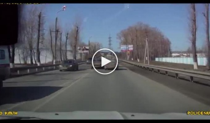 Хамство водителя на дороге с выездом на встречную полосу в Ульяновске