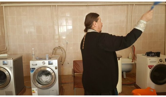 В Лавровском доме-интернате освятили стиральные машины (3 фото)
