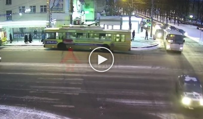 Невозмутимую женщину сбили с ног на пешеходном переходе в Ярославле
