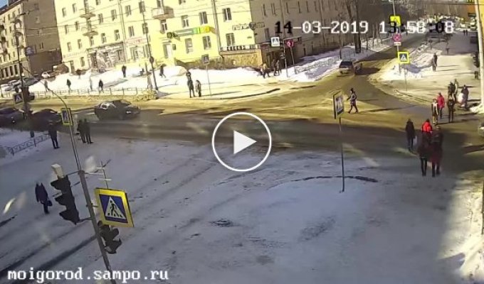 Машина проехала на красный свет и сбила женщину в Петрозаводске