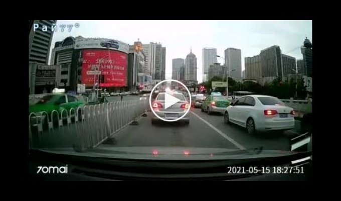 Приземление легковушки на крыше другого автомобиля в Китае