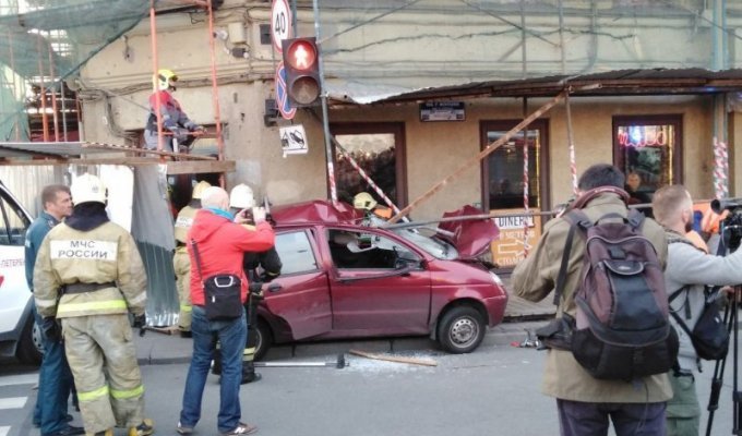 В Петербурге водитель сбил пешеходов и погиб (5 фото + 3 видео)