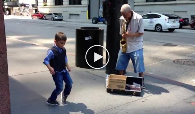 Глядя на то, как танцует этот 6-летний малыш, хочется и самому начать танцевать