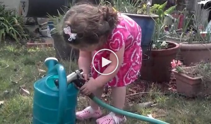 Маленькая девочка захотела воды 