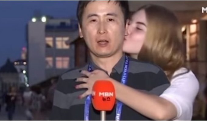 Корейского журналиста поцеловали несколько российских болельщиц, но он не расстроился (3 фото + 1 видео)