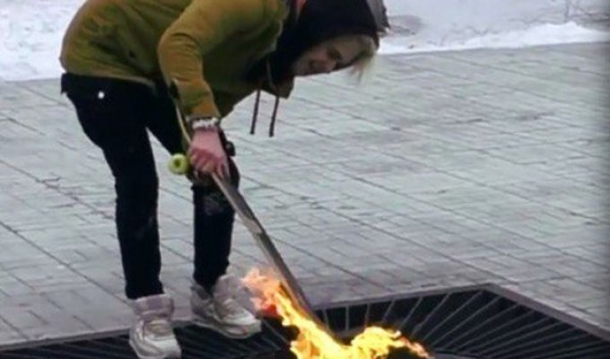 Пермский блогер покатался на скейте на мемориале героям ВОВ и погрел ноги у Вечного огня (2 фото + видео)