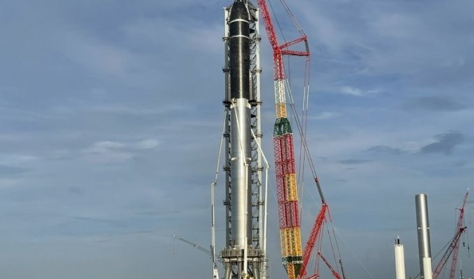 SpaceX собрала самую высокую ракету в истории космонавтики (13 фото)